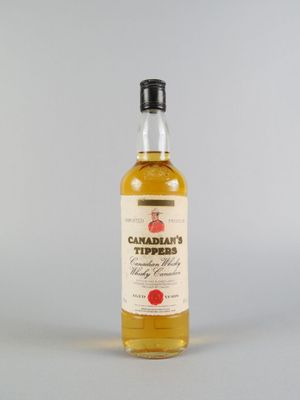 une bouteille de whisky canadien « Tipper » posée sur une table