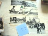 de nombreuses vieilles photos posées sur une table, avec un mot dessus