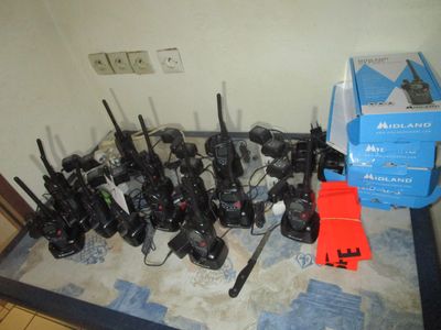 il y a plein de radios par terre, à côté d'un carton