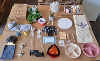 une table sur laquelle sont disposés de nombreux objets et qui est prête à être utilisée