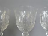 trois verres à vin posés sur une table