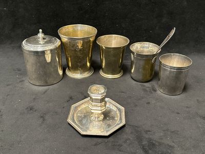 beaucoup de tasses et de cuillères en argent posées sur une table