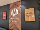 une photo d'un café avec des affiches accrochées au mur