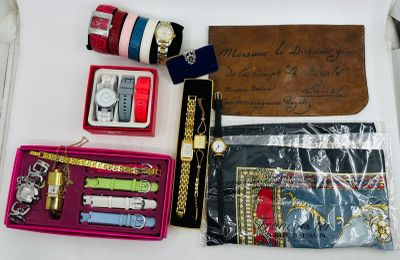 un grand nombre d'objets posés sur une table