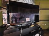 un téléviseur à écran plat posé sur un support dans une pièce