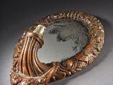 un miroir en forme de panier muni d'une poignée