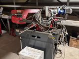 l'image d'un garage contenant de nombreux outils
