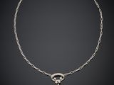 un collier de perles blanches et de diamants sur fond noir