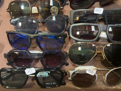 de nombreuses paires de lunettes de soleil posées sur une table