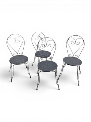 trois chaises avec des coussins noirs sur fond blanc