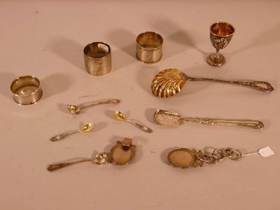 Objets de table en argent dont : trois ronds de serviette en… - Photo 1