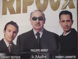 Affiche du film français « Ripouux », mettant en scène trois hommes en costume-cravate