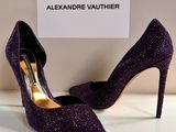 Les chaussures violettes sont exposées dans une vitrine.