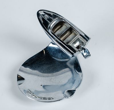 Cendrier en métal chromé figurant un hors-bord édité pour le…