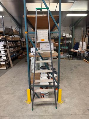 une étagère sur laquelle sont posées des assiettes et des bols, dans un entrepôt