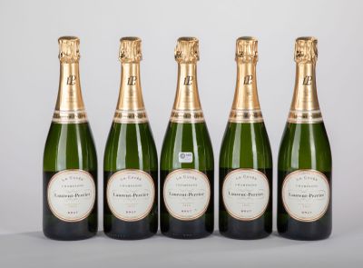 quatre bouteilles de champagne alignées sur une table