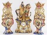trois vases, une horloge et une statue représentant un homme à cheval