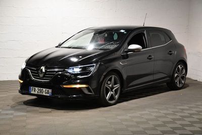 une voiture noire garée dans un garage au sol en damier