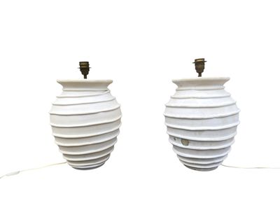 une paire de lampes de table en céramique blanche sur fond blanc, avec un cordon blanc