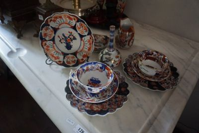une table avec beaucoup d'assiettes et de tasses