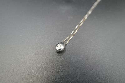 Collier avec une boule en argent sterling sur un fond noir