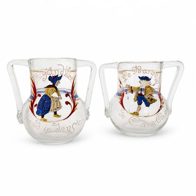 une paire de cruches en verre ornées d'un motif représentant un homme et une femme