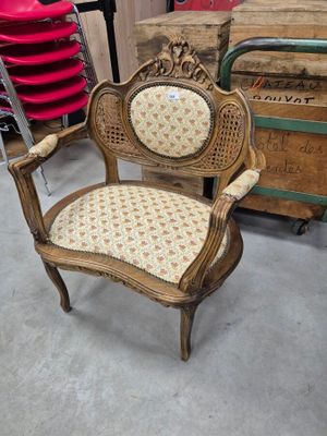 Fauteuil corbeille en bois naturel sculpté et mouluré de sty… - Photo 1