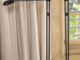 deux lampadaires placés près d'une fenêtre