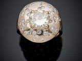 gros plan d'une bague en diamant sur une surface noire