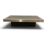 une image d'une table basse avec un plateau en verre