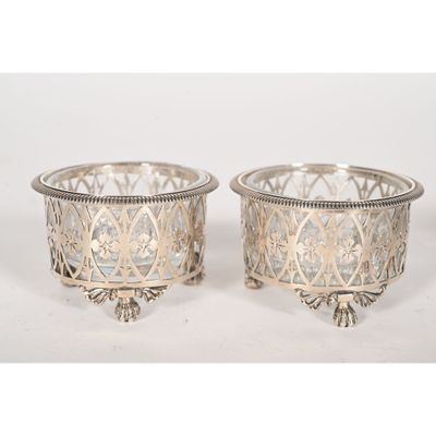 paire de jardinières plaquées argent ornées d'un motif floral