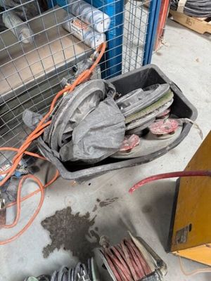 une boîte posée par terre, contenant tout un tas d'outils