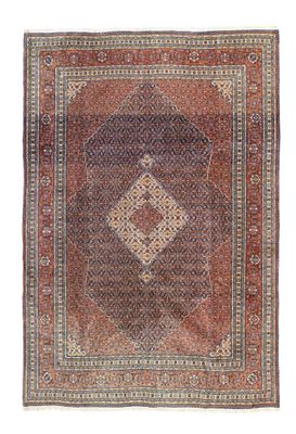 un tapis marron et rouge orné d'un motif en losanges sur fond blanc