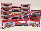 beaucoup de camions de pompiers miniatures qui se trouvent dans la boîte
