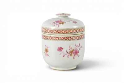 une image représentant un vase blanc orné de fleurs roses