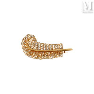 une image représentant une broche en or surmontée d'une feuille