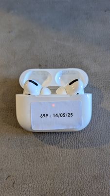 une paire d'AirPods blancs posés sur un tapis