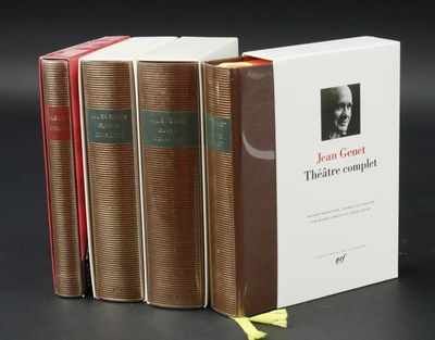 trois livres empilés les uns sur les autres sur une surface noire