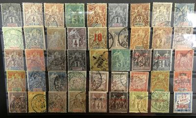 une photo d'une collection de vieux timbres exposée dans une vitrine