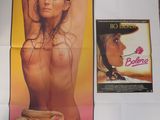 une affiche représentant une femme en bikini à côté d'une autre affiche représentant une femme en bikini