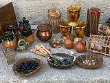 un grand nombre d'objets posés sur le sol