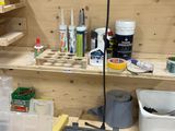 un établi avec de nombreux outils