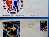 deux enveloppes affranchies posées sur un fond bleu