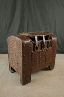 Coffre à âme en bois plaqué de fer forgé clouté, à couvercle… (photo 3)