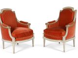 paire de fauteuils de style Louis XVI recouverts de velours rouge