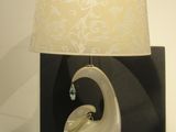 une lampe posée sur une table et munie d'un abat-jour