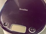 une balance électronique violette posée sur un comptoir