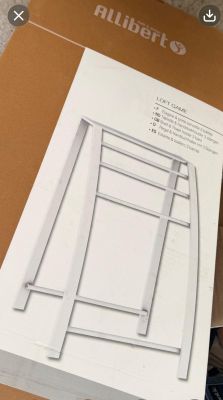 une boîte en carton sur laquelle est représentée une chaise