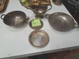 beaucoup d'argenterie sur une table, avec une étiquette de prix