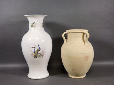 deux vases posés l'un à côté de l'autre sur une table